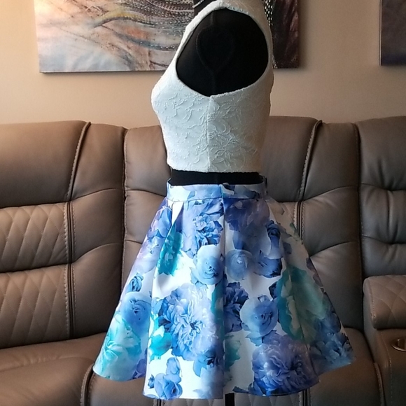Two- Piece floral skirt size 7/8 - Picture 2 of 3